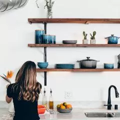 Agenceur/euse de cuisine et de salle de bain : études, diplômes, statut, salaire, formation