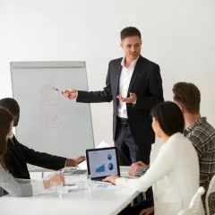Responsable commercial : études, métier, salaire et formation
