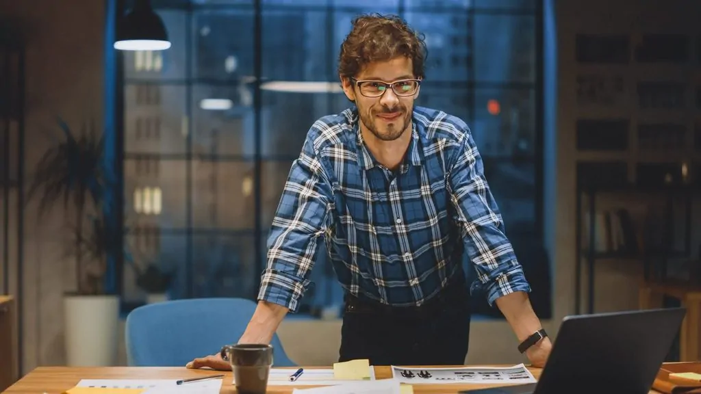 Homme en chemise à carreaux travaillant dans un bureau