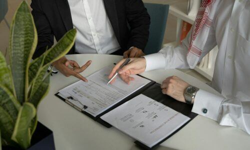 Embaucher un salarié pour la première fois : démarches, coût réel et poste de travail